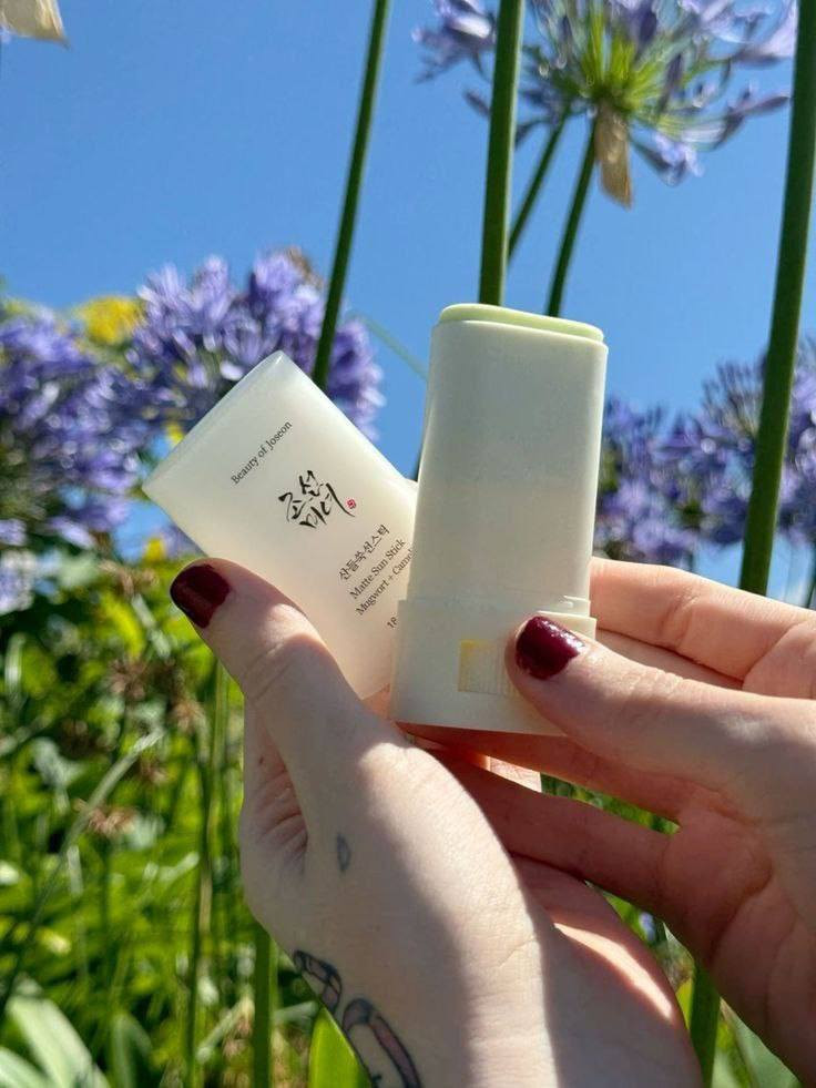 واقي شمس ستك من بيوتي اوف جوسون الكورية 🇰🇷🇰🇷
✅Beauty of Joseon

واقي شمسي شكل ستيك، بدون لمعة ، يمكن وضعه بسلاسة، يمكن إعادة وضعه فوق المكياج. يحتوي على مسحوق السيليكا الذي يتحكم في الدهون لتنظيم إنتاج الزيت. بالإضافة إلى ذلك، فهو مليء بمستخلصات الشاي الأخضر، مما يساهم في الحصول على ملمس ناعم للبشرة مع الحفاظ على ترطيبها.

✔️يوفر عصا الشمس المبتكرة هذه حماية واسعة الطيف ضد أشعة UVA و UVB الضارة مع توفير لمسة نهائية ناعمة. مع الخصائص المغذية لعشبة الموجورت والكاميليا ، ستبقى بشرتك محمية ر أو تتعرق أو تمسح وجهك.

✔️خالي من الكحول و العطور.

✔️واقي شمس ستك من بيوتي اوف جوسون .

✔️صُنع كريم الشمس غير اللامع وغير الدهني هذا بأستخدام مسحوق السيليكا للتحكم في إفراز الدهون على بشرتك وخلق إحساس ناعم ومرن .

✔️بالإضافة إلى ذلك استخدامه عملي ويمكن مسحه مباشرة على البشرة دون الحاجة لاي جهد مما يجعله خيارًا رائعًا لأي شخص .
ويمتاز بالفائدة الإضافية المتمثلة في تنظيم التحكم في الدهون مما يسمح لمكياجك بالبقاء طوال اليوم .

بلد التصنيع: كوريا🇰🇷🇰🇷
السعر ١٥ الف 
🚘يوجد خدمة توصيل لجميع محافظات العراق ٤ الاف🚘


**إذا كنت صاحب هذا الإعلان وتريد حذفه لأي سبب، رجاءا أرسل رسالة إلى الدعم الفني**