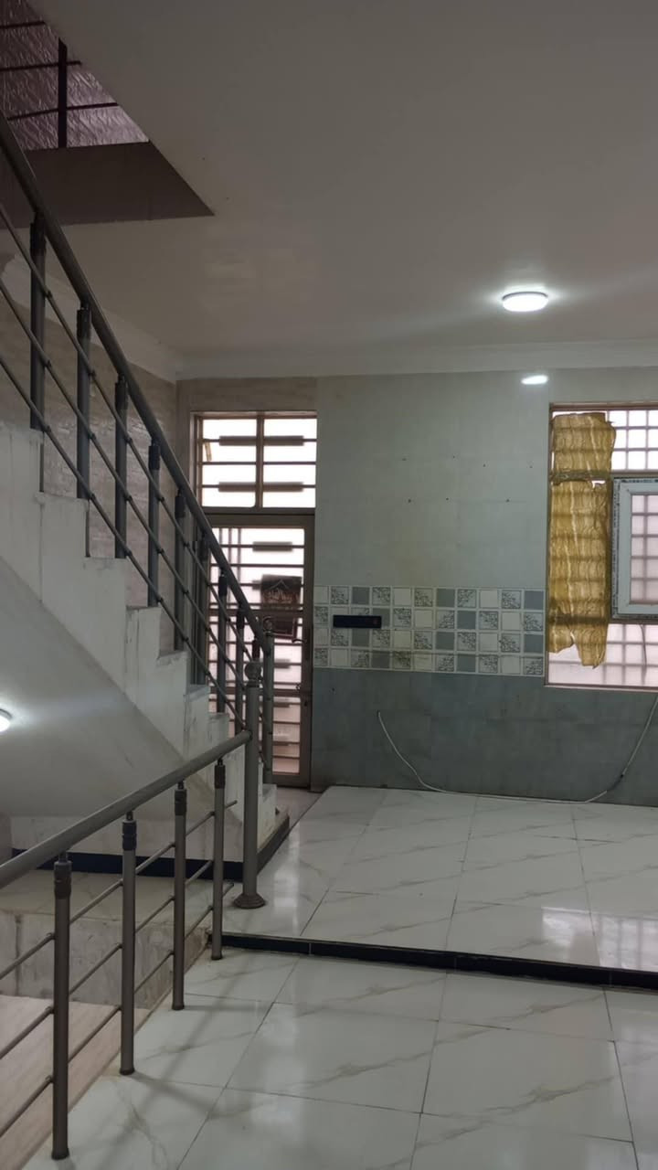 السلام عليكم شقق منفرده للايجار مجمع جنه السلام السكني الحولي أبو مهدي المهندس  غرفتين مطبخ صاله كبيره صطح ع شارع خدمات كامله مو فرعيه منطقه حدوء السعر ايجار 350 
اني صاحب مكتب ***********
