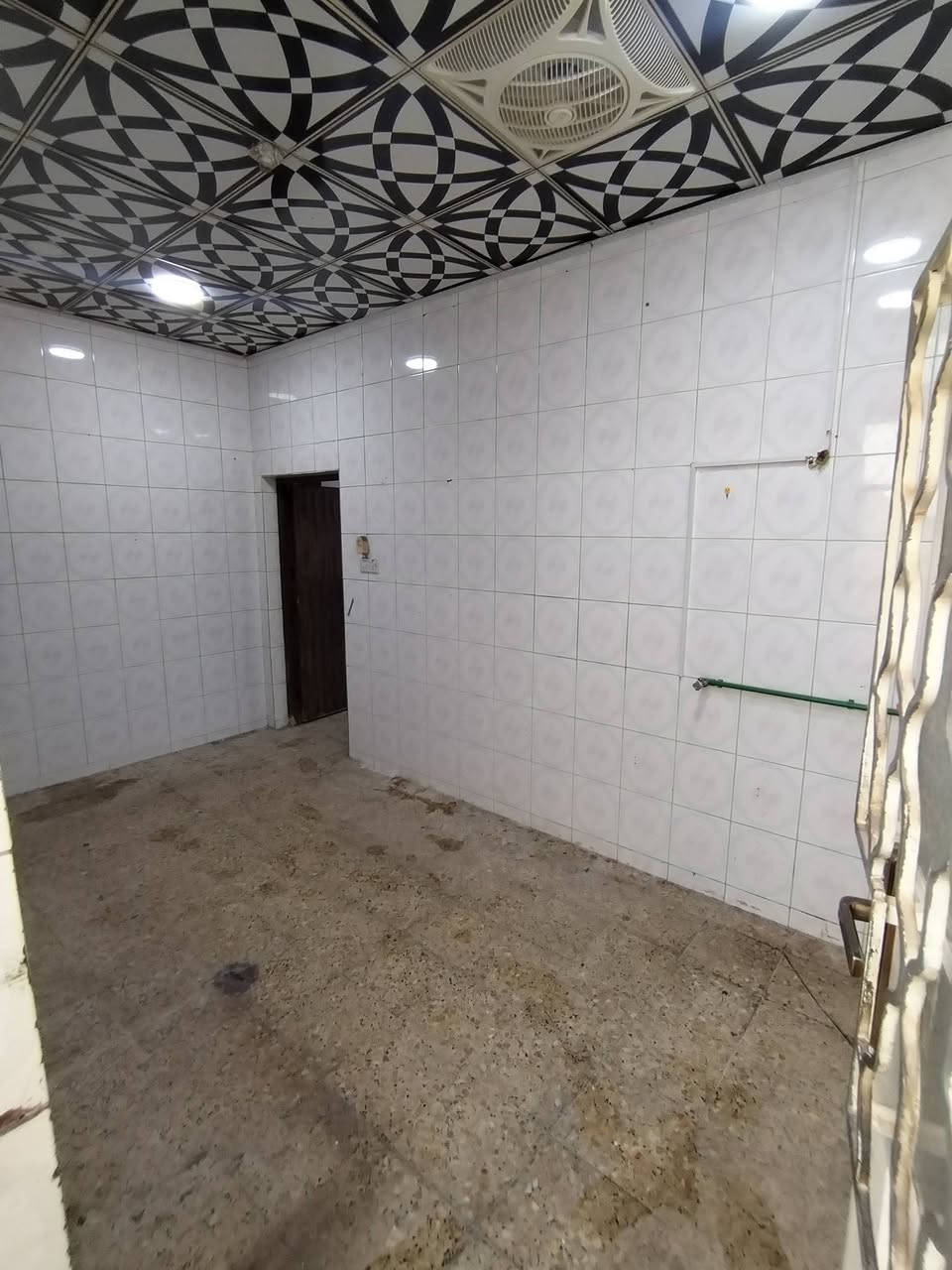 دار للايجار في حي الغري مساحه ١٠٠متر طابق ونص غرفتين صالتين استقبال مطبخ تخاريج نظيف 
مكتب الرحمن للعقار *********** احمد الكعبي
