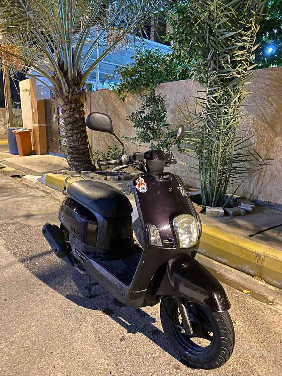 السلام عليكم
ماكس بوليس 2009 نوزل 
الدراجة مكفوله كفالة عامة 
المكينة مكفولة 
الكفرات مختمة 
بيه نقص فقط الطوافة مالت البانزين عطلانة
السعر 900 وبيه مجال 
الهاتف ***********
المكان ديالى بهرز حي القادسية
