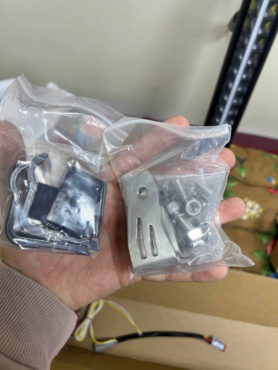 لد بار اصلي للبيع 
الطويل 82 سم  السعر 200 
الكصير 57 سم السعر 150 
مدى الاناره 1000 متر ( 1كم)
مع 
ظفيرة + دكمه + كتف 
قواعد
التواصل مع الرقم. 
(***********) 
توصيل لكل المحافضات البصرة, العراق
