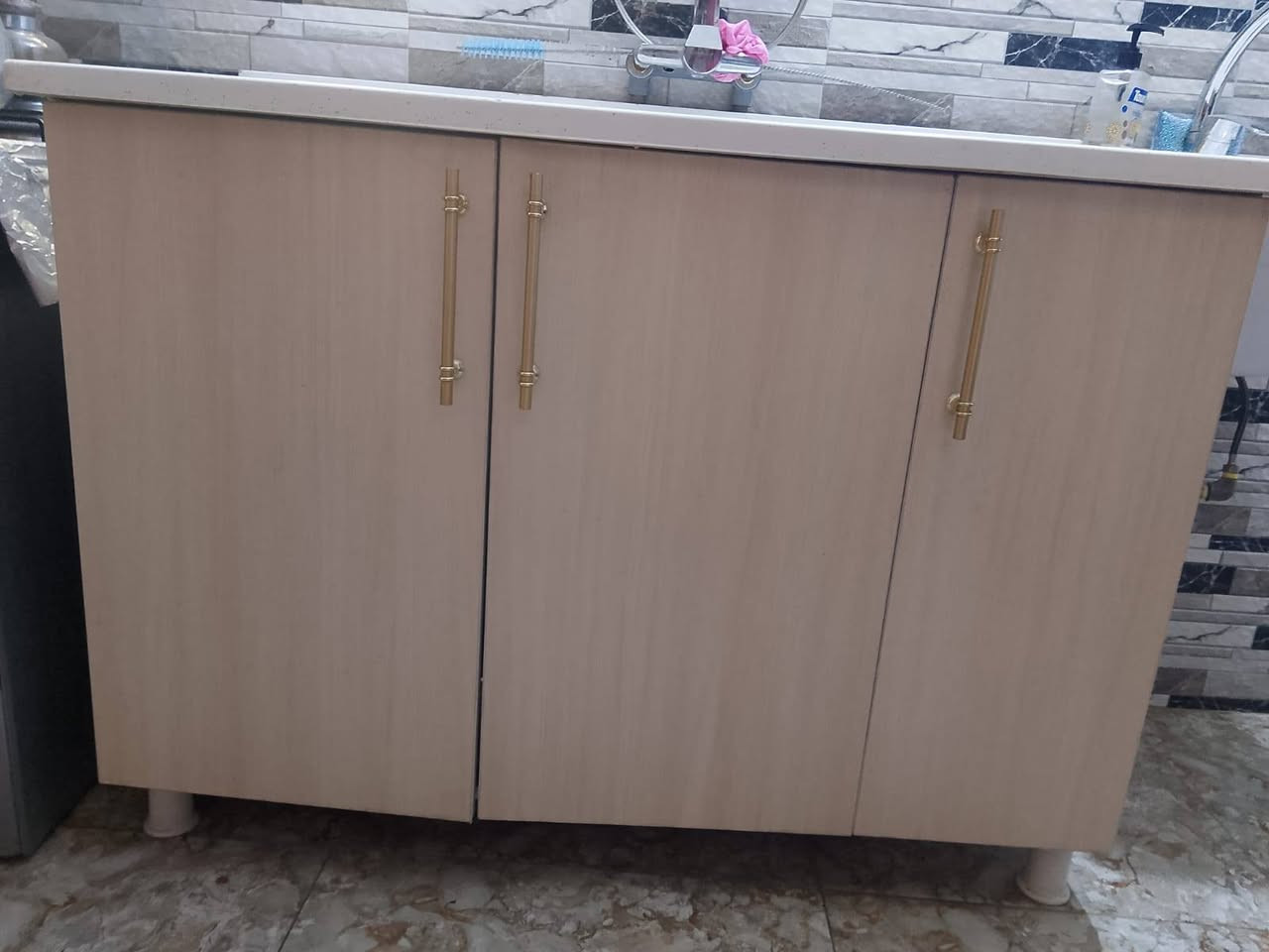 كاونتر خشب للبيع ثقيل ٣ قطع سعرة ٣٠٠ وبي مجال بسيط مكاني بغداد منطقة الخطيب الزراعي قرب الغزالية ***********
