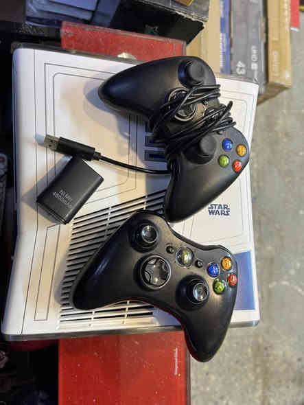 السلام عليكم xbox360 باندل نظافته 100‎%‎ جديد يجي ويا جوستكين واحد وايرليس بطاريتين والثانيه واير وبي العاب خير من الله للاستفسار اكثر اتصال على الرقم ***********  او تفضل خاص
