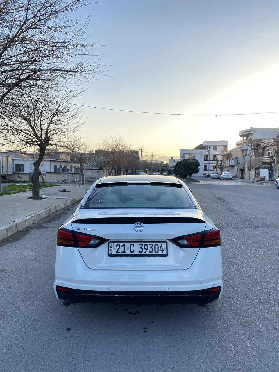 نیسان ئاڵتیما ٢٠١٩
خلیجی سفری ئێرەیە
تەحویل و خەرامە بە شەرت بە ناوی خۆمانە
گێر و مەکینە و کارەبایی بە شەرت
کامل سێرڤسی تازە کراوە
٤ تایە و ویلی تازەیە 
دەعم و لێدراو و قرچی نیە 
ئێرباگ بە شەرت نەتەقیوە
٦ پارچە پەمپە لەسەر شوخت بێ مەعجون
چونکە بۆیاخی سەدەفە لەبەر ئەوە پەمپ کراوە
سەیارەکە ماڵی دۆستە یەک ٢٥٠ مەسرەفی تیا نیە 
رەقەمی خاوەنی 
***********
سعری ١٣٣ وەرەقە و کەمێ معامەلە
