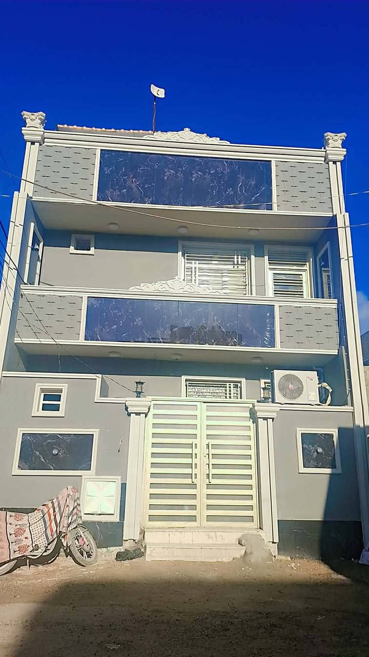 السلام عليكم دار للبيع المساحة ٥١ م ركن طابقين غرفتين نوم كربلاء بداية حي الزهراء شارع بغداد الرئيسي عمود ٢٨ السايدين الجدد يطلعن ع حولي حي العباس قرب العاب سبونجي مدارس سوق شارع تجاري يبعد عن الشارع العام ١٠٠م ..الواجهة ٧ متر ونزال ٧ ونص الطابق الاول طرمة وصحيات وصالة ومطبخ اوبن الطابق الاول والطابق الثاني غرفة سويت كامل وصالة والطابق الثالث غرفة ساندويج ضد الحرائق مساحته ٥×٥ وسطح صغير..اقرار قاضي منطقة جدا راقية عبارة عن مجمع مميز قريب ع مركز المدينة حوالي ١٠ دقائق بالسيارة واجهة مرمر وفوم التركي الملكي وصبغ جوتن وديكورات جبسن بورد الصالة والغرفة ديكور بروفايل ..السعر ١٢٨ وبي مجال ***********..البيت ركن مكانه مميز ارفعوا المنشور بالصلاة ع محمد وآل محمد🙏🏻
