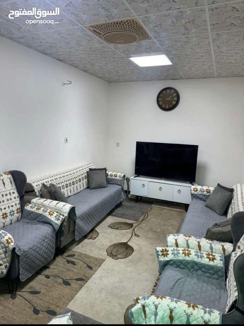 السلام عليكم 
بيت تابع لمجمع الامانة للبيع موقع ممتاز بغداد شارع فلسطين مقابل مطعم الابتسام داخل فرع مدينة ألعاب فانتازيا لاند
 يتكون من 3 غرف نوم واستقبال كبير مع الملحقات كاملة 
البيت جاهز من كلشي ماء كهرباء مجاري كامل من كلشي 
السقف سندويش فقط الاستقبال شيلمان مساحة + 150 متر 
للاستفسار على السعر الاتصال على الرقم 
 موجود واتس اب
***********
