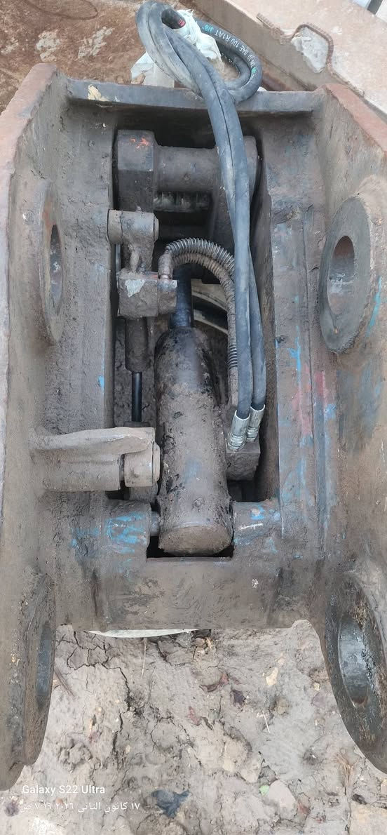 للبيع كماشة حفاره تاير بيم80
***********
