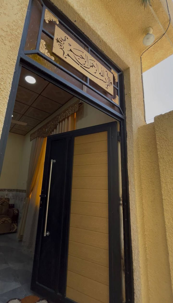 بيت طابو ملك صرف للبيع في منطقة السكك (الجربوعية) 🏡
المواصفات العامة:
 المساحة: 300 متر مربع (طابو ملك صرف).
 الأبعاد (الواجهة والنزال): الواجهة 15 متر × النزال 20 
 الموقع: موقع مميز مقابل ساحة.
 الواجهة الخارجية: يحتوي على كراج وحديقة في مقدمة البيت.
🔹 تفاصيل الطابق الأول:
 ديوانية (براني): بمساحة واسعة (الطول 10 متر × العرض 4.5 متر).
 يحتوي على 3 غرف نوم:
 غرفتين بمساحة (4 ×4 متر )
 غرفة بمساحة (5 ×4متر )
 صالة :بمساحة (5 ×4متر).
 المطبخ: نظام حديث (حار وبارد).
 الخدمات: حمامات داخلية وخارجية.
 الملحقات: ساحة خلفية مع تهوية كبيرة جداً تخدم الحمامات الخارجية.
🔹 تفاصيل الطابق الثاني والسطح:
 غرفة نوم رابعه بمساحة(5 × 4 متر).
 غرفة مخزن مستقلة موجودة بالسطح.
 السطح: يحتوي البيت على سطحين، السطح بالكامل مطبق بالشتايكر وجاهز.
السعر ١٣٠ مليون باليد +طلب ٨ مليون لدائرة السكك
لمزيد من المعلومات يرجى مراجعة مكتب المشرف للعقارات الإسكان مقابل صيدلية المستقبل موبايل حاج يحيى ***********
حاج داخل ***********
