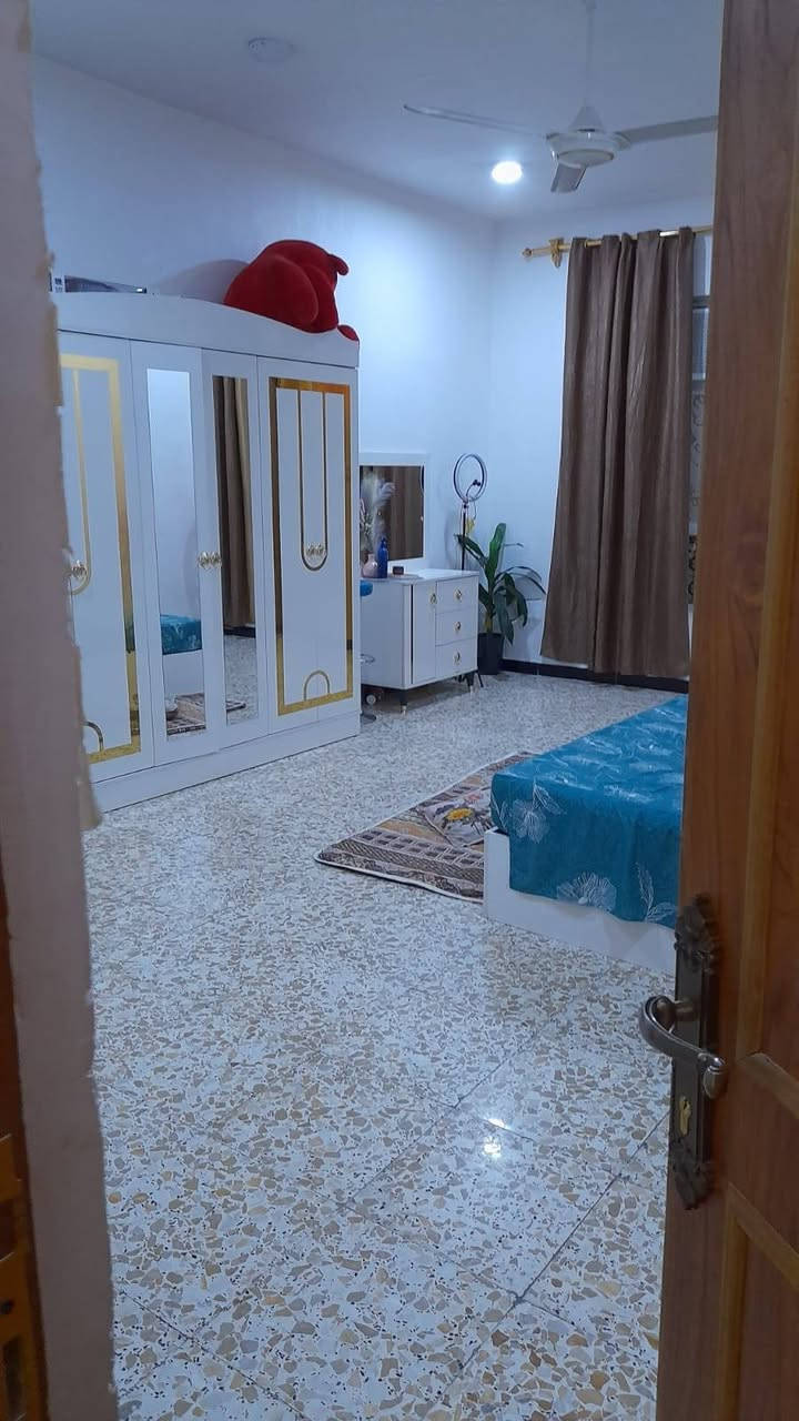 بيت للبيع مساحه ١٠٠ بالامين الثانيه السده جديده طابقين يحتوي طابق الاول على صحيات عدد ثنين واستقبال ومطبخ وغرفه ويحتوي طابق الثاني ع صحيات وغرفتين ومطبخ وبي سطحين للإستفسار اكثر  على رقم ***********
