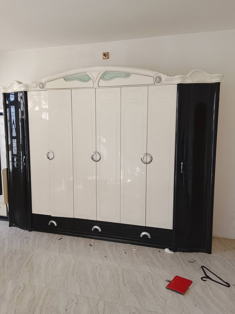 السلام عليكم عندي غرفة للبيع مستعمله هيه وملحقاته كامله
عنوان الكريعات للأستفسار ***********
