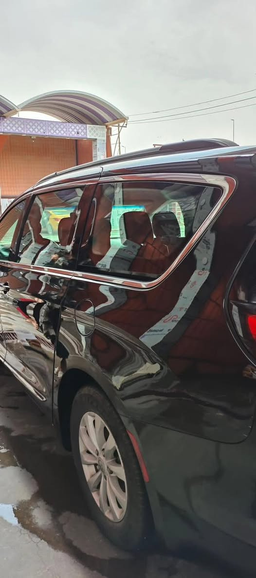 كرايسلر باسفيكا 2017 رقم اربيل بأسمي 
فول مواصفات ( مواصفاتها معروفة) والابواب الجانبية والجنطة كهربائية ، كشنات جلد مع فتحات للتدفئة  ، لايت زنون  ،  تشغيل عن بعد  ، فتح جمبع الابواب عن طريق البصمة عن بعد  . 
ظرر جاملغ خلفي تعديل ( قبل الدخول ) 
وهنا صار عندي صبغ بنيد وجاملغ امامي ( فقط صبغ ) 
السعر 185$ 
المكان / الديوانية 
***********
