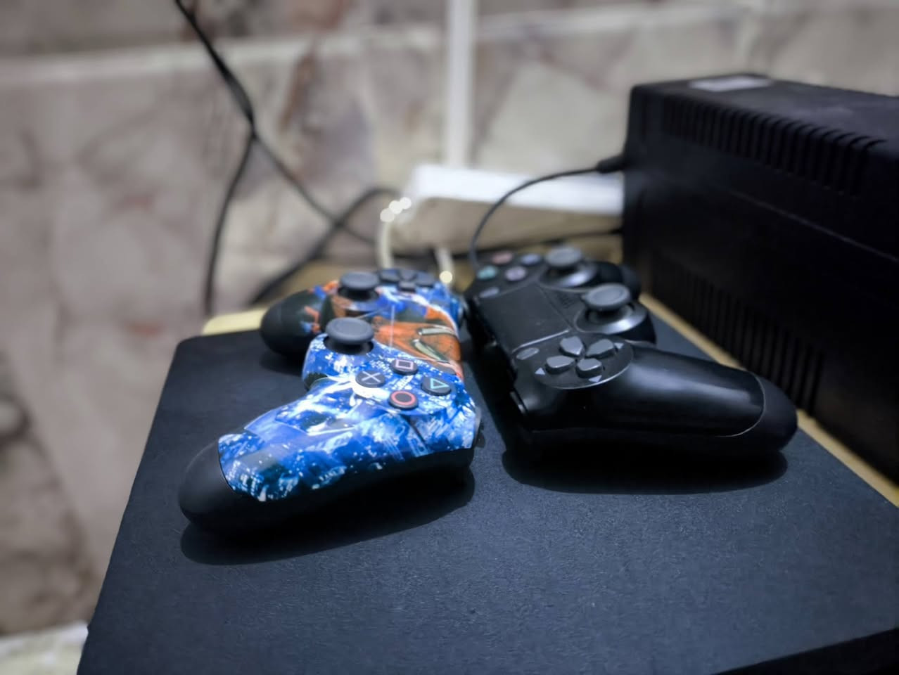 السلام عليكم 
عندي بلي ستيشن 4 سلم (نظيف وغير مفتوح) اونلاين للبيع 
ابيع وياه UBS 
وحساب بلس 3 اشهر تنزل العاب البلس بدون قرص وتلعب أونلاين
سبب البيع عدم التفرغ والانشغال بالعمل والدراسة
للتواصل واتساب ***********
