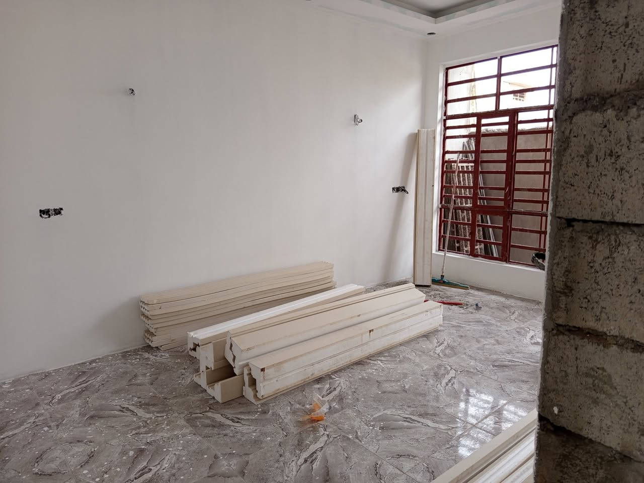 مشتملين طابقين متجاورات ركن١٠٠ م كل واحد طابو زراعي سند ٢٥ مكاتبه ووكاله تستلم ماء وكهرباء وتبليط وخط مولد وإنارة الاستلام قبل نهاية شهر شباط الاول استقبال ومطبخ وصاله  وغرفة نوم وصحيات داخليه وخارجية والثاني صاله وغرفة نوم وصحيات ام العضام شارع السده خلف الصناعه الثالثه سعر الواحد ٦٣ مليون وبي مجال للشراي للاستفسار خاص او ***********
