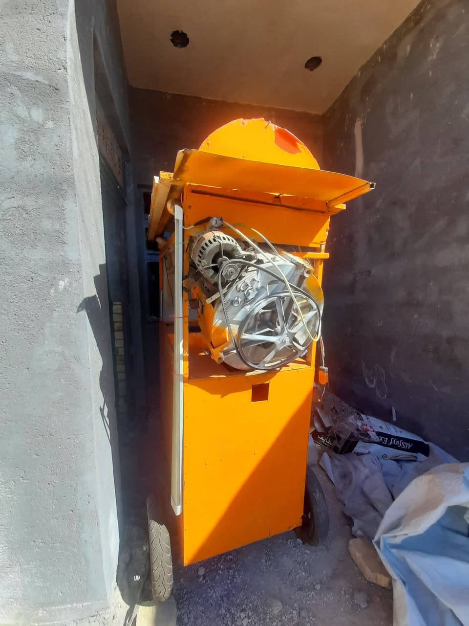 السلام عليكم اخوان 
عربانة حب الشمس حلوة مرتبه تايراتهة انظاف كهربايئات شغاله مثل ما تشوف كدامك للعلم تكدر تبيع بيه حب اولبلبي 
السعر     350
للاستفسار الاتصال على الرقم 

***********
