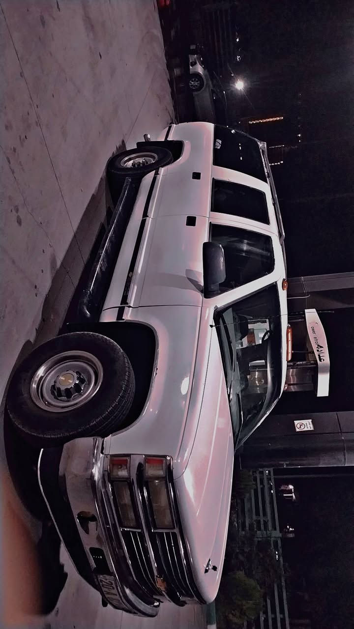 سلام عليكم للبيع سياره تاهو شوفر موديل1996 رقم ديالئ مشروع وطني 8سلندر محوره غاز 100لتر او تانكي بانزين240لتر منضومه زنون تخم تاير جديد شاشه ايباد مضخمات/ 11راكب تبريد مركزي تادفه السعر70وبيه مجال حك الجيه مكان خانقين رقم ***********
