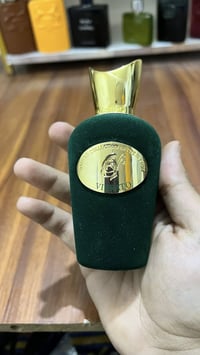 عطور أصلية • مستعملة • للبيع