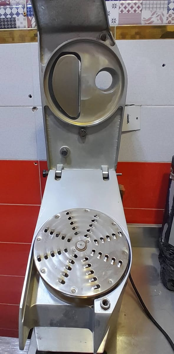 قطاعة خضروات وياها قرص واحد فقط بحاله جيده جدا سعر 225 مكان بغداد للاتصال ***********
