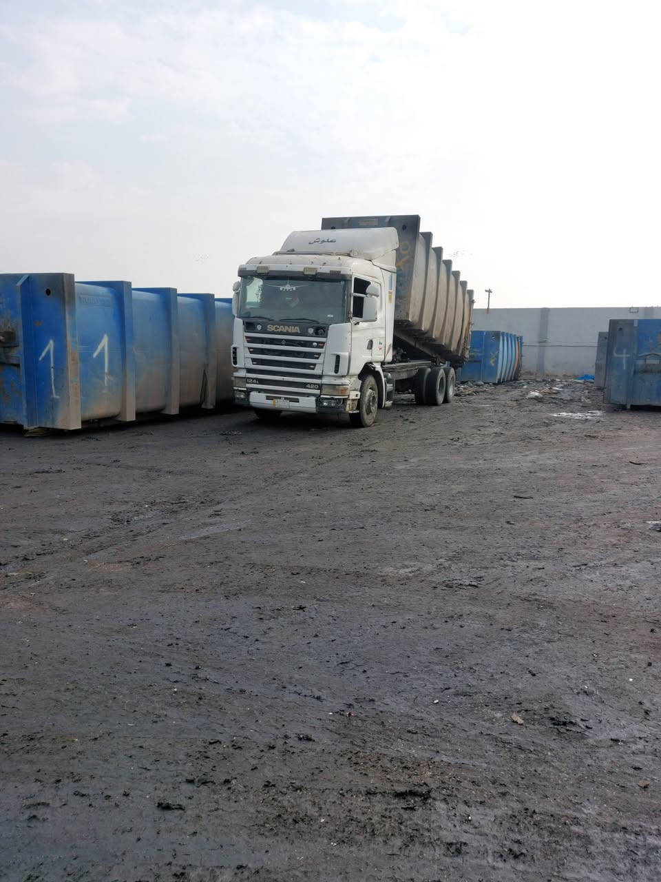 السلام عليكم
سيارة سكانية رافع حاويات
موديل 2002
طول الجك 7متر
مكينة 6 سلندر 
كير 3×3
مجموعة سربس هوائي حساس 
***********
