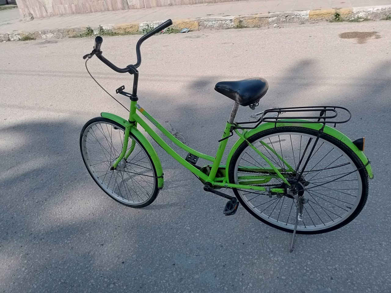 سلام عليكم بيسكل للبيع ياباني حجم 26 لون مميز تفاحي 🍏 بيسكل كامل تيرات جدد جوابة  جدد حساس شغال زنون ثلجي ❄️ بيسكل كامل ما نقصة شي سعرة 65 مكان حلة نيل مقابل كوين بارك ***********
