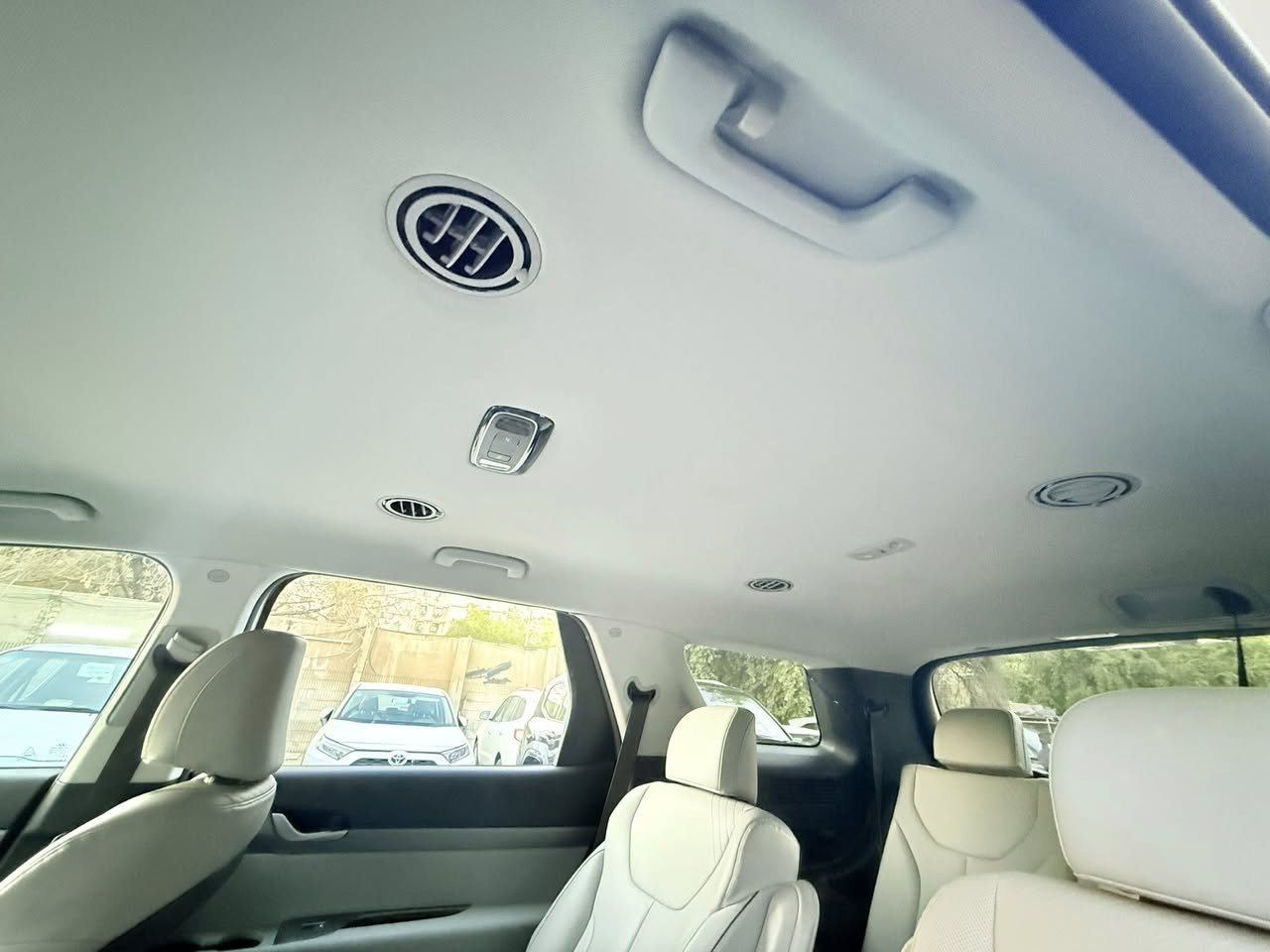 السلام عليكم 
للبيع بلسايد  موديل (2025)
فول مواصفات عدا الفتحه 
بصمه 
بصمه ابواب 
صندوك كهرباء 
مكينه V6.  (3800)
كير دكم 
7 راكب     3 قطع تبريد 
داخل ابيض 
لد امامي خلفي 
حساسات كامره 
سايدبريك بصمه 
هيتر كشنات 
هواي موصفات 
السعر 277 مجال بسيط 
مكان السياره بغداد الصالحيه 
الهاتف ***********
