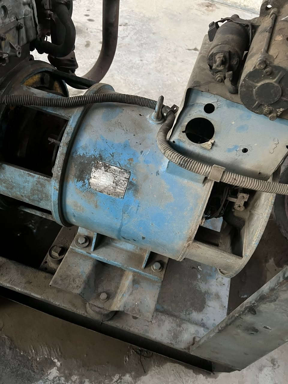 سلام عليكم
مولد للبيع كيا ٢٤٠٠ 
مكينة مجفتة بعدها عالسگ
راس التوليد انكليزي ٢٠ كيفي ٣ فيز
يعني ٨٠ أمبير تنطيك 
وياها سلف وباتري
مكانها بغداد الدورة
للاستفسار / ***********
