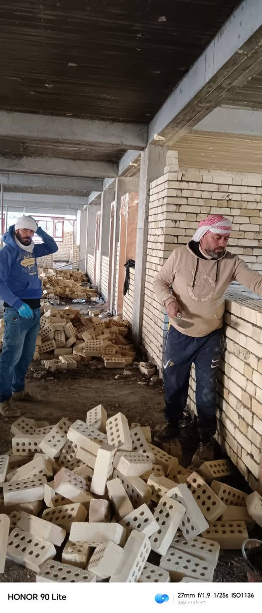 #بناء_هيكل

بناء الدور السكنية و الابنية التجارية 
بناء هيكل للدور السكنية سعر المتر 185 الف دينار
بناء هيكل للابنية التجارية سعر المتر 220 الف دينار
مواصفات العمل
-حفر الارض 40 سم .
-فرش طبقة من السبيس ويحدل بحادلة 20 طن .
-رش مادة الكلوردين فايروسي المضادة للارضة والحشرات.
-فرش نايلون زراعي بعد الحدل .
-عمل منظومة مجاري متكاملة حسب المخطط بأنابيب (4 انج) امل الشريف او سمارت .
-تسليح الاساس مع جسور حسب المخططات الانشائية .
-صب الأساس  الرفت بارتفاع (40 سم) صب مركزي C35 .
-ارتفاع الطابق الارضي 3.2 متر صافي و الطابق الثاني 3 متر صافي .
-البناء وتقطيع البيت بواسطة الطابوق الجمهوري الاصفر  حسب المخططات الانشائية .
-صب السقف بارتفاع (20 سم) مع عمل رباط فوق الاضلع 30سم للطابق الارضي
-تقطيع الطابق الثاني بالطابوق الجمهوري (9 انج).
-صب الطابق الثاني بنفس مواصفات الطابق الأرضي مع التقطيع حسب المخطط.
-ارتفاع الستارة (120 سم) مع ارتفاع السياج (180 سم). 
الاسعار والمواصفات ل مساحة 100 م واكثر 
شرط العمل يكون طابقين او اكثر..
للتواصل والاستفسار
مراسلة واتساب ***********
