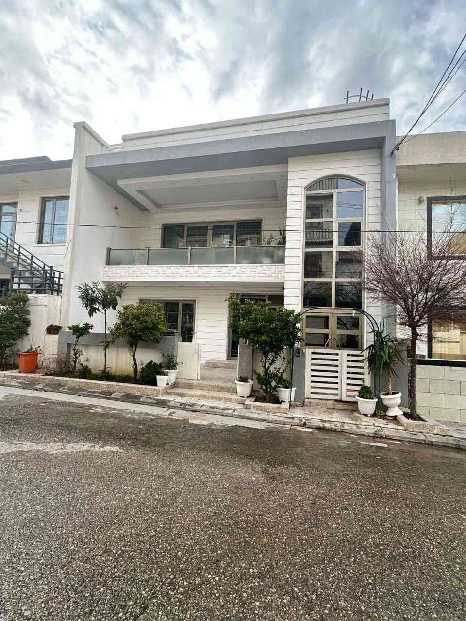 خانوویەکی 3 نهۆم بۆ فرۆشتن 💐 
 ⏬ 
🟣 نهۆمی دوو و سێ دەکت و مەغریبی و شۆڤاژە 
🟣  ڕووبەری 200 مەترە 📏 
🟣 ڕووی ئەزمەرە 🗻
🛑 پێکهاتەی خانووەکە ⏬ 
نهۆمی یەکەم »»  میوان و هۆڵ و چێشتخانە و مساعید و دوو نوستن و مشتەمەلات 

نهۆمی دووەم »» هۆڵ و میوان و چێشتخانەی کراوە +
مساعید و نوستنێک
نهۆمی سێ یەم »»  دوو نوستن و مشتەمەلات

ناونیشان 📌 سلێمانی ـ کوردسات نزیک قوتابخانەی کوردستان 

Code 745 🏷️

بۆ زانینی #نرخ  کۆمێنتێک بنووسە 💬  وەڵامت پێدەگات ✅ 

بۆ پەیوەندی ☎️ 
0771 971 2762

عقارات #گوڵستان 📌 دووسایدی هەواری شار - تەلاری ماد ـ ئۆفیسی ژمارە 1 

تێڕوانینێکی نوێ بۆ #خانووبەرە 

#Gullstan #location 📌 
https://maps.app.goo.gl/1GomebFBGkwavWat9

#kurd #kurdstan #kudsat
