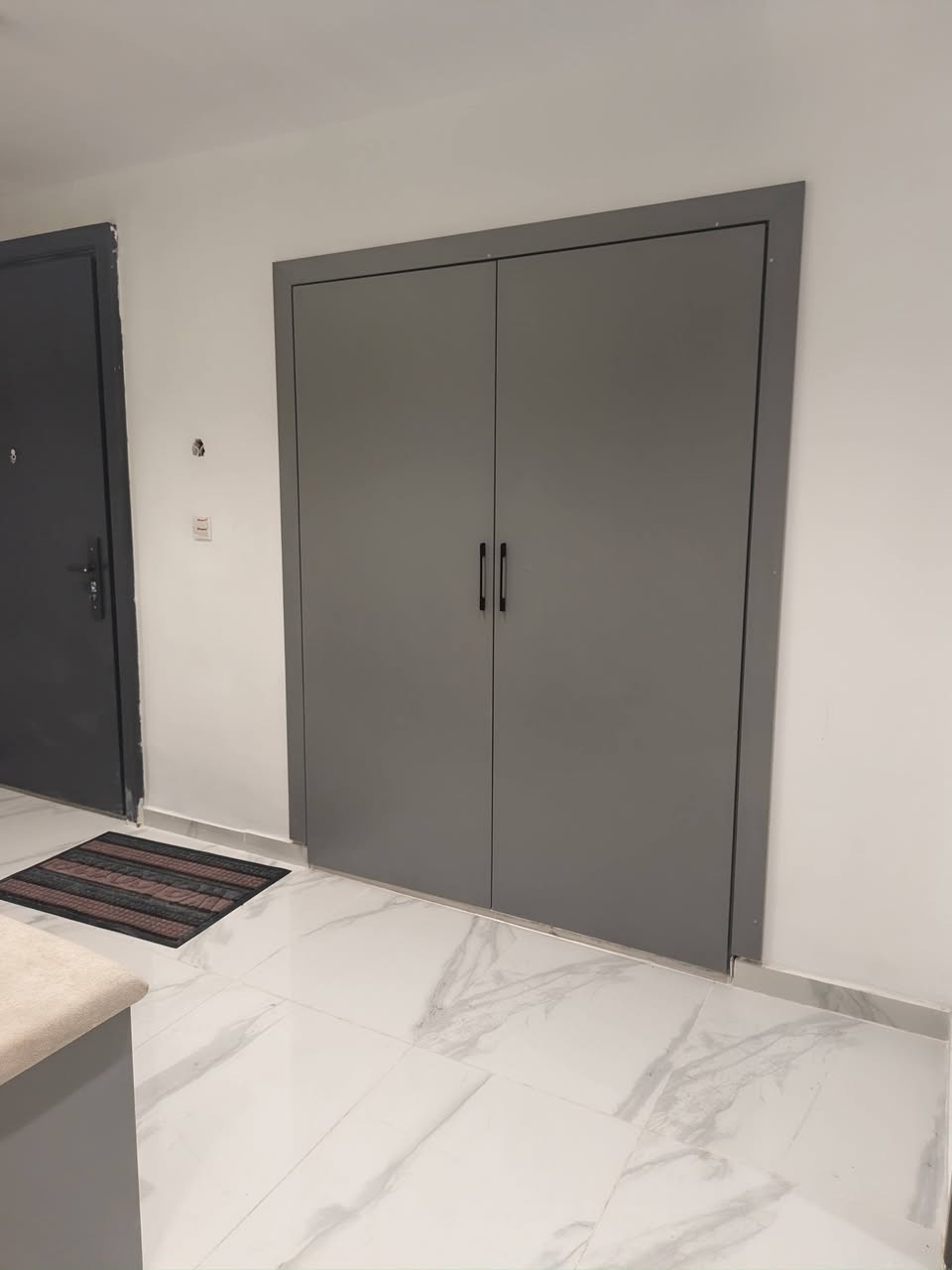 شقة مؤثثة بالكامل جديد درجة أولى VIP.. مساحة ٢١١ متر أربع غرف نوم وصالة كبيرة وبلكونة..تبريد مركزي..مجمع النسيم حي الجهاد.. تصلح للشركات الخاصة..أو المدراء الأجانب.. إطلالة ممتازة..للإستفسار ***********
