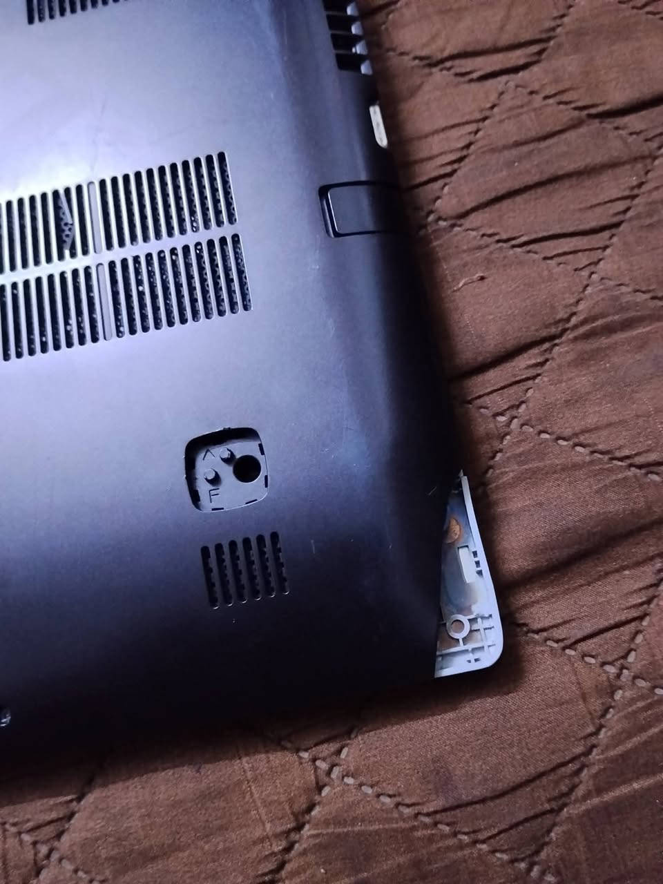 لابتوب لينوفو 
معالج كوراي 7 الجيل 4
رام 8 DDR3
كارت شاشه GT 740M
هارد SSD 1 واحد تيرا 
ماعرف حجم الشاشه لحد يسئلني شكد حجمها يمكن 15 مدري14
يشغل العاب متوسطه مثل 
GTA V FPS 60
Fortnite FPS 60
PUBG Mobile FPS 60
والعاب ثانيه مثل كاونتر سترايك وهواي العاب حلوه بس ممجربها اني سعر الابتوب 160الف 
بالمناسبة بي كسر من جوه ممثر عليه 
مكاني بغداد التراث جنب مقهى وادي الذئاب 
تواصل واتساب ***********
