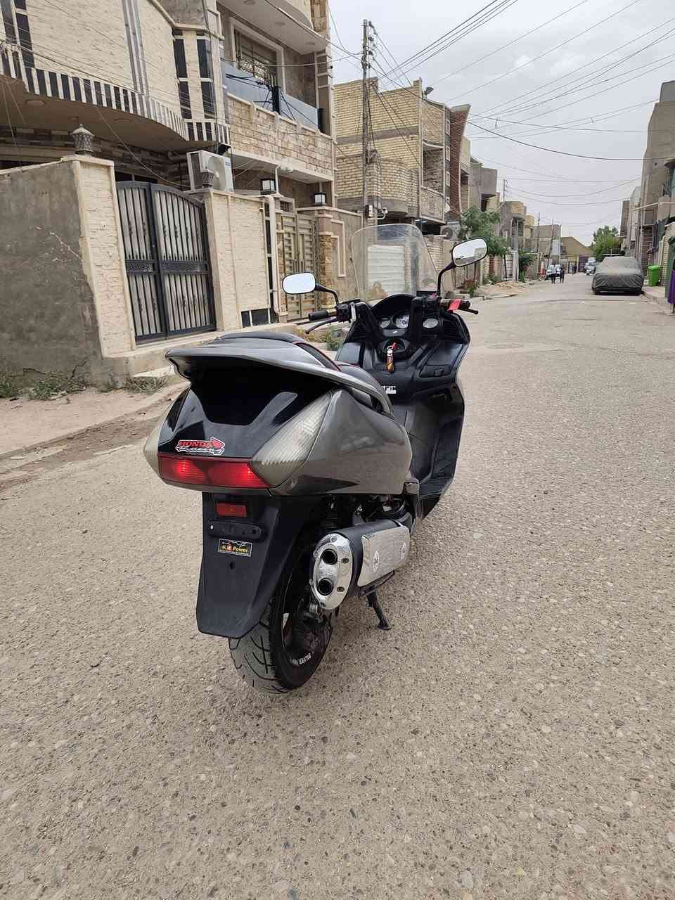 سلام عليكم للبيع سلفر ونج بقلاوه مكينه 600 وارد امريكا 200 كلها شغاله للخير مكينه بلادي برغي مامفتوح تخم تايرات جدد سعر دراجه 1400 مستعجل عل بيع شراي خابر بغداد زعفرانيه ***********
