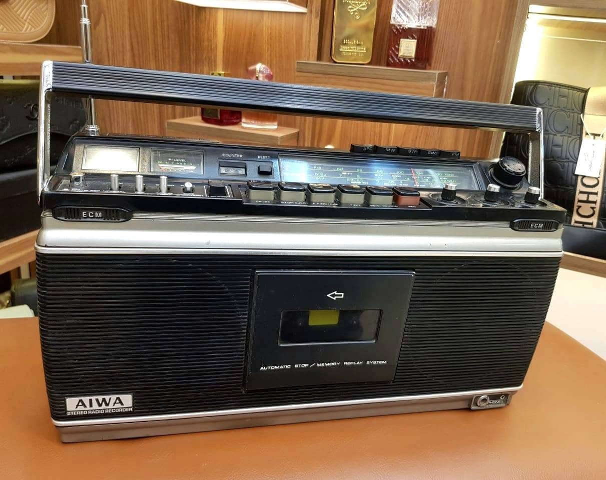 📼 تحفة يابانية أصلية من السبعينيات... AIWA TPR-930 
لو بتدور على جهاز كلاسيكي أصلي بقيمة حقيقية، فـ AIWA TPR-930 يعتبر من الأجهزة النادرة اللي لسه محتفظة
 بمكانتها بين هواة اقتناء أجهزة الزمن الجميل.

الجهاز تصميمه الأنيق وجودة تصنيعه اليابانية بيخلوه قطعة مميزة سواء للاستخدام أو للعرض والاقتناء.

📌 المواصفات:
● الموديل: AIWA TPR-930
● 🇯🇵 صناعة يابانية أصلية (Vintage Japan)
● راديو 4 Bands: FM / MW / SW1 / SW2
● كاسيت استيريو للتشغيل والتسجيل
● 4 سماعات لصوت استيريو غني وواضح
● عداد للشريط (Tape Counter)
● خاصية Memory Replay System
● خاصية Auto Stop
● ميكروفون داخلي للتسجيل المباشر
● مؤشرا VU Meter لمستوى التسجيل والصوت
● يعمل بالكهرباء أو 6 بطاريات كبيرة D-Size

جهاز نادر ومميز لعشاق أجهزة الكاسيت الكلاسيكية، ويعتبر قطعة اقتناء حقيقية تزداد قيمتها مع الوقت، كما يضيف لمسة راقية لأي منزل أو مكتب أو كافيه بطابع فينتج.
AIWA TPR-930... مش مجرد جهاز كاسيت، ده قطعة من تاريخ الصوت الياباني الأصيل من القطع الي بقي صعب الحصول عليها بالحاله دي

📞 للاستفسار أو معرفة السعر:
واتساب أو اتصال  :  01220822001


**إذا كنت صاحب هذا الإعلان وتريد حذفه لأي سبب، رجاءا أرسل رسالة إلى الدعم الفني**