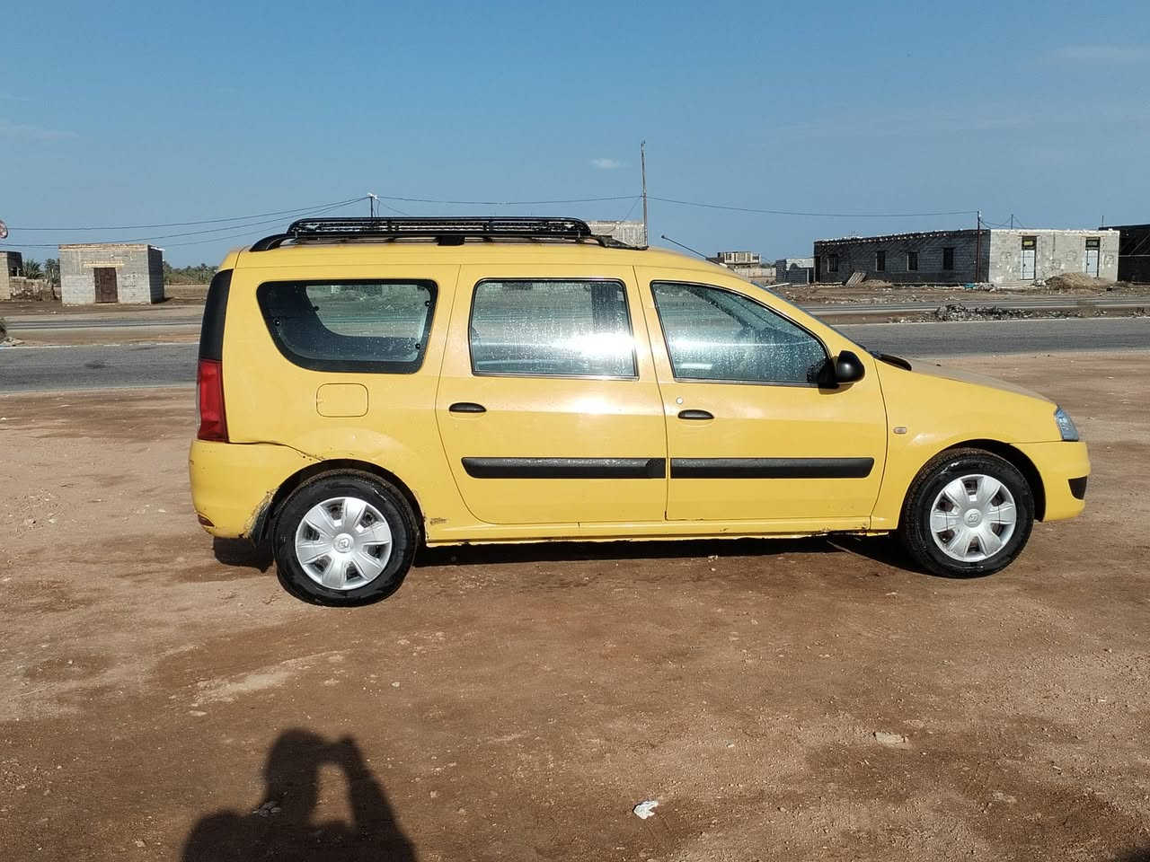 رينو البيع رقم واسط موديل 2011حداديه جديده مشط جديد تخم تاير جديد سياره حلوه مصغره هيئه وغرامات السعر 45وبيه مجال رقم الموبايل ***********
