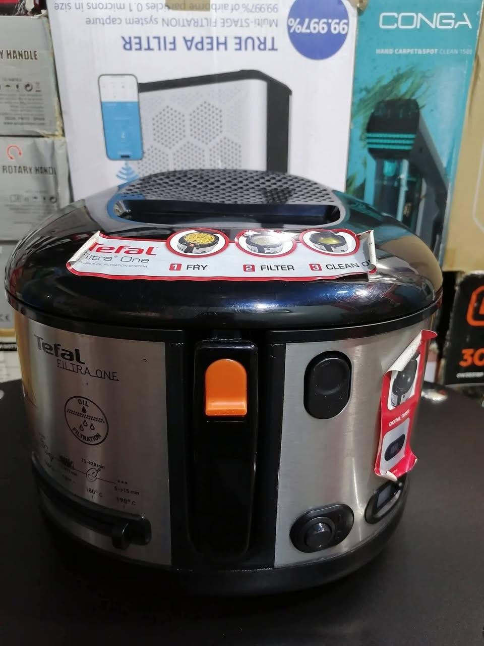قلاية عميقة من نوع Tefal Filtra One.
تتميز بنظام تصفية زيت حاصل على براءة اختراع لتنظيف الزيت بعد كل استخدام. 
تبلغ سعتها 2.1 لتر من الزيت، وتستوعب ما يصل إلى 1.2 كجم من الطعام. 
تتميز بجدران باردة لضمان أقصى درجات الأمان أثناء الاستخدام. 
تتضمن منظم حرارة قابل للتعديل من 150 إلى 190 درجة مئوية مع مؤشرات ضوئية. 
الغطاء وسلة القلي آمنان للغسل في غسالة الأطباق. مستخدمه


**إذا كنت صاحب هذا الإعلان وتريد حذفه لأي سبب، رجاءا أرسل رسالة إلى الدعم الفني**