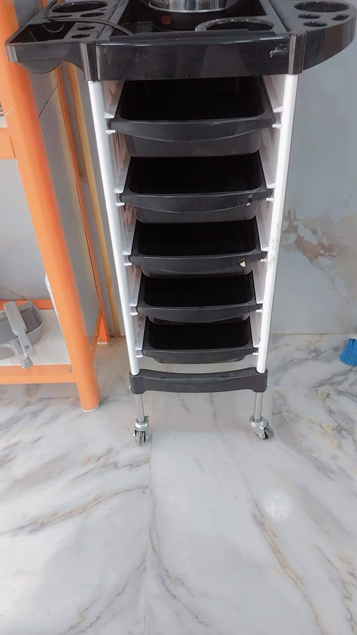 صالون نسائي للبيع مستعمل اقل من شهر قيم وخذ بليرضي الله عنوان بغداد ***********تواصل وتساب
