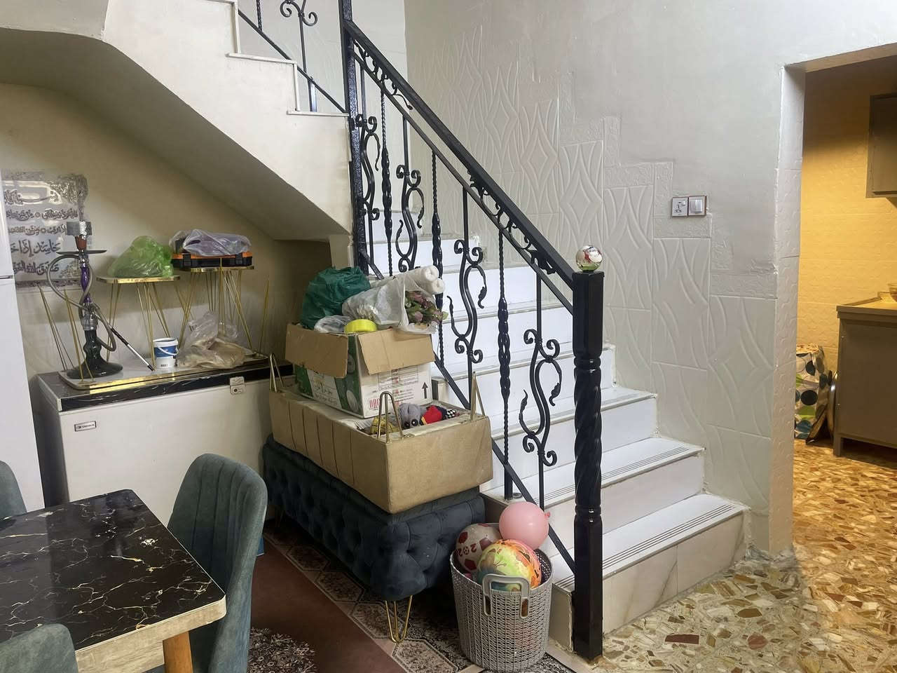 سلام عليكم
بيت للبيع طابقين 50متر 
سند 25 اقرار محكمة 

الطابق الاول بناء بلوك وسقف كونكريت مسلح

فيه استقبال وصاله وصحيات ومطبخ حار بارد وممر 

الطابق الثاني ثرمستون وسقف كونكريت مسلح 

فيه غرفيتين وصاله وصحيات 

والي بعده سطح ع طول البيت 

عرض الفرع 5 متر وطوله 80 متر 

مكانه شارع المدرسي قرب كنطرة السلام عمود 63 

ومسافة كليوين ونصف ع الحرمين بالضبط 

خدمات كامله من ماء / مجاري / كهرباء / انترنيت ضوئي 

سعره57 مليون  وبي مجال 
يصلح حسينية لقربه شارع زوار 

البيع فقط نقد وبدون اقساط ولا رهن 

 ***********
