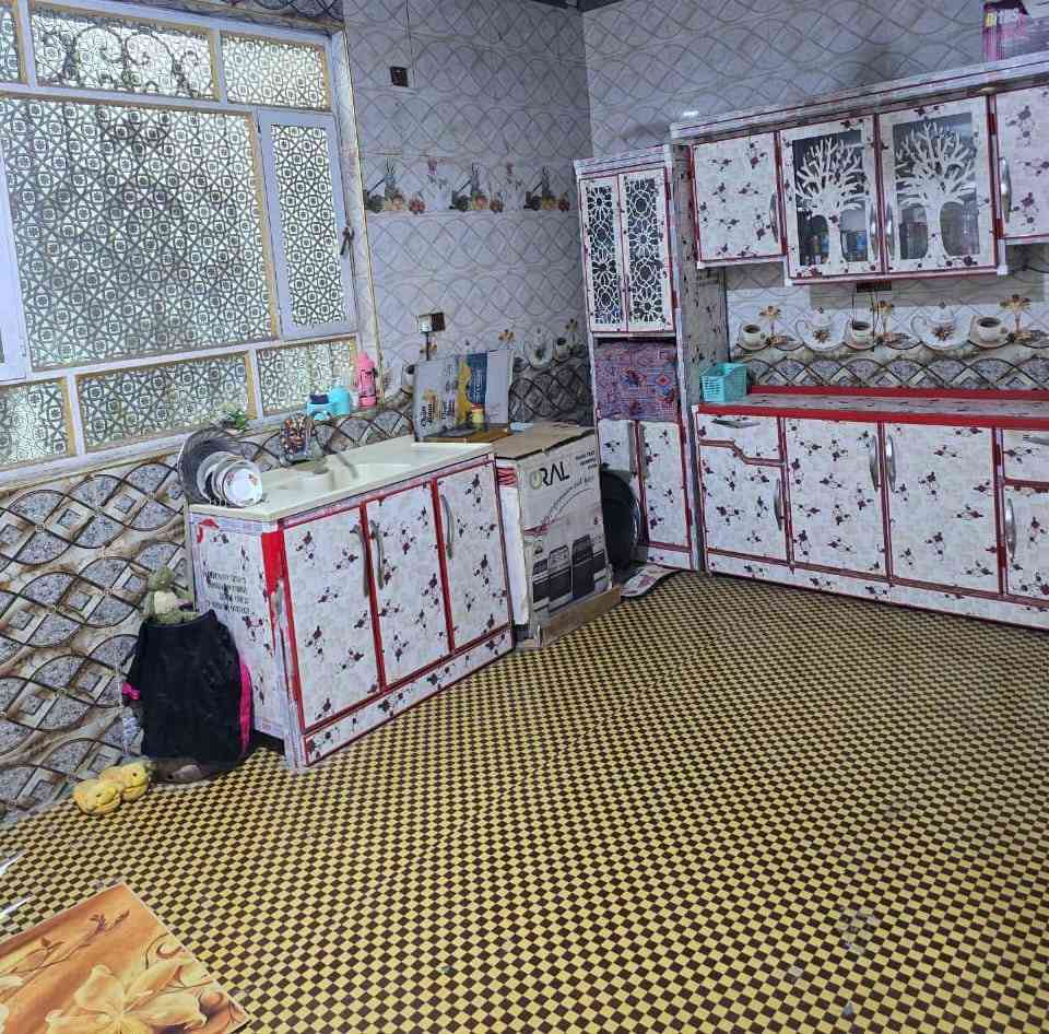 بيت طابو للبيع مساحته ١٦٥م يتكون من ديوانيه وصاله وغرفتين ومطبخ وحمام ومنور داخلي وصحيات والبيتونه جبيره ع كد صاله العنوان الناصريه بالفضليه قرب الشارع المحطه سعره ٩٥ وبيه مجال شراي يتصل ***********
