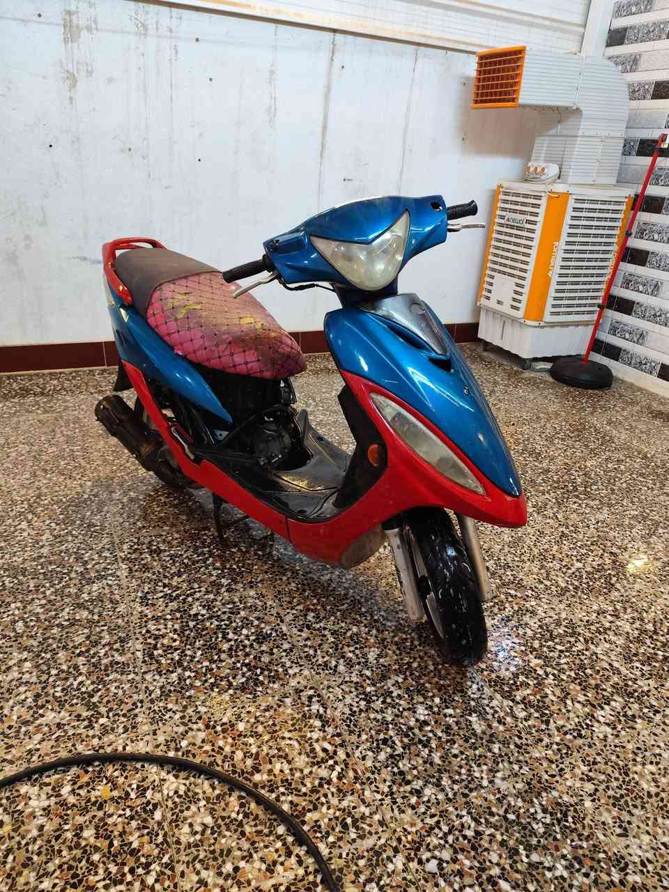 السلام عليكم كامكو جي فور للبيع او مراوس دراجه محرك مكفول شرط حاويه جيب مصلح و افحص كهربائيات كلها شغاله سلف هندر محرك صوت ما تسمعله شلعه و معدل تخبل ما ناقصها اي شي نكره سلف بكل وقت مكان نجف حي النداء سعرها 340و بيها مجال  ***********
