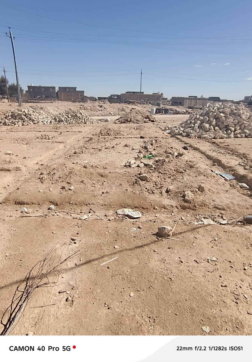 السلام عليكم ورحمة الله قطعه أرض المسلحه 1000متر بيها كلابه رمل و4كلابات حجر 3حجر كبار و1تربيع المكان عل حولي يم المستشفى الجديد الرقم ***********
