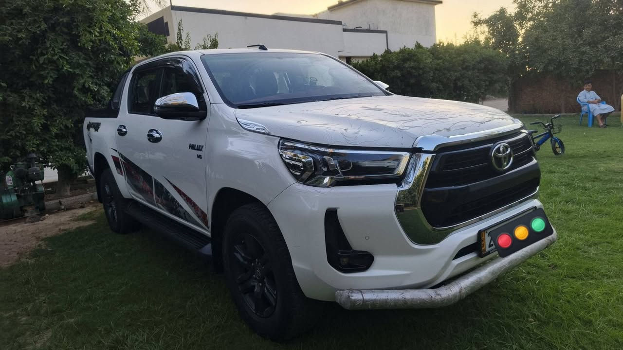 سلام عليكم للبيع تويوتا هايلوكس TRD 6V ساز فول مواصفات مكفوله كفاله عامه بيها فقط شبر بارد باب البدي الخلفي سياره كير محرك اكسل كفاله عامه بعدها عل وضع الشركه ماشيه ١٠٠ الف حقيقي سياره رقم سليمانيه الجديد بأسمي تحويل مباشر سياره نضيفه مال جناي مكاني بغداد للستفسار اتصل ***********
