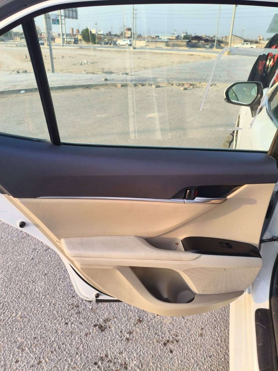 سلام عليكم كامري موديل 2023 هايبرد وكاله عبد لطيف فول مواصفات 
فتحه 
حساسات 
مري شفط
تحكم ستيرن
3 وضعيات قياده
شاشه 
مانع انزلاق
بصمه 
بعد هواي مواصفات حلوا 
سياره بيها بنيد مبدل 
وبيه باردين واحد باب سايق وثاني بجاملغ الخلفي جهت سايق بدون دواخل شواصي سليمه ولرانكيتات سليمه مكينه وكير حلوا شلعه ومعدل بشرط سعر 230 وبيها مجال للشراي مكاني كربلاء ***********
***********
