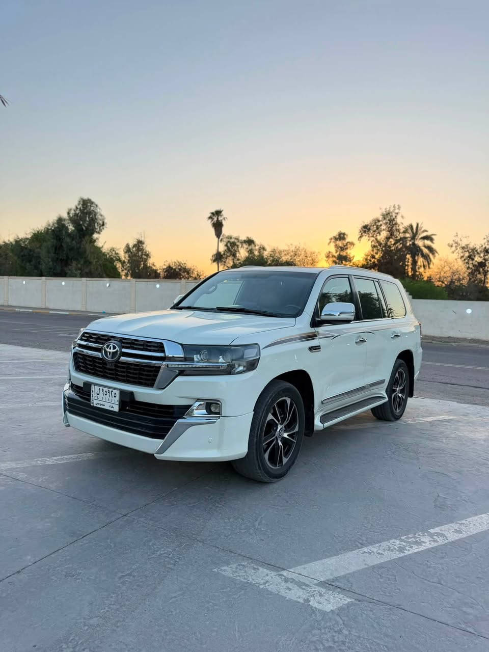 السلام عليكم للبيع فقط
تويوتا لاند كروزر 8 سلندر  VXR  موديل 2008 محدث 2021تحديث داخل وخارج 
عداد المسافه 215 الف كيلو متر سياره 
كير ومكينه كفاله 
فتحه سقف 
السياره بيها ضربه بين الباب والجاملغ جهة الصدر 
السياره مصبوغه حزام من ضمن التحديث 
بيها بعض الملاحضات للاستفسار اكثر 
الاتصال ع الرقم ***********
عنوان السياره بغداد الكاظميه 
السعر 25 الف دولار  دفترين ونص وبيها مجال
