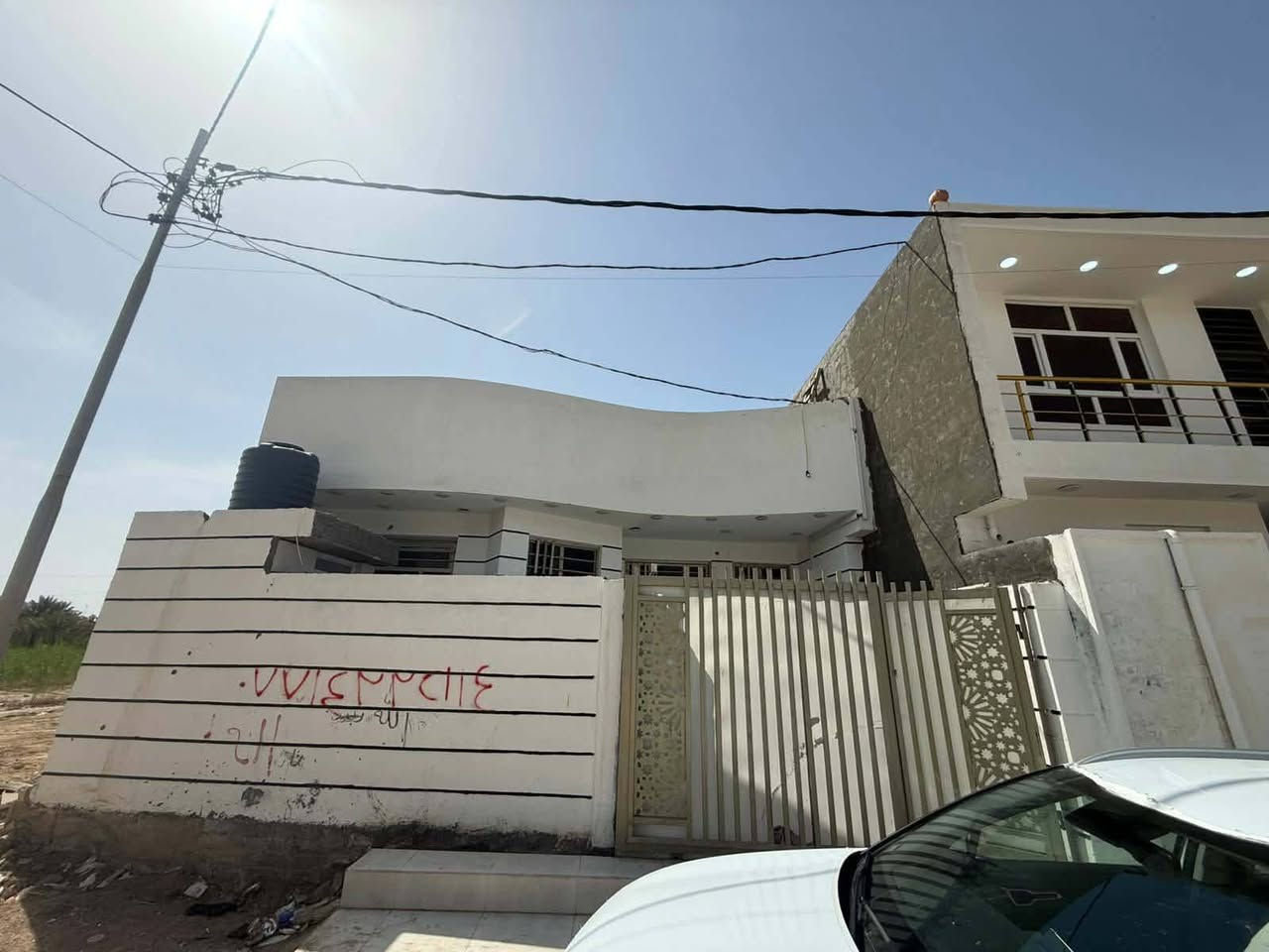 السلام عليكم بيت حديث بناء جديد مساحه 200متر طابو زراعي سند25 كامل خدمات تبليط ومجاري وكهرباء ومي  وبناء رفت وطابوك وسطح صب  السعر 85 وبي مجال قليل واحلى من التصوير بعد تجي وتشوفه بالعين احلى تفاصيل واي استفسار على الرقم اللي موجود.. ***********. منطقة العهد وره ابو فياض مقابيل فلكه الزعيم.
