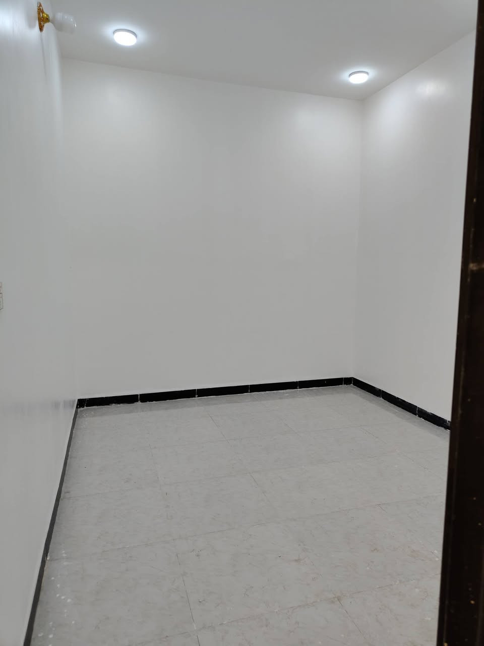 دار البيع مساحه 100مربع طابو زراعي سند 25 
غرفتين نوم وستقبال ومطبخ وصحيات داخليه وخارجيه كامل خلاطات كيزار مغاسل تعليك عنوانه شارع الاصب عمود 335خط الاول سعر 42وبيه مجال ***********
