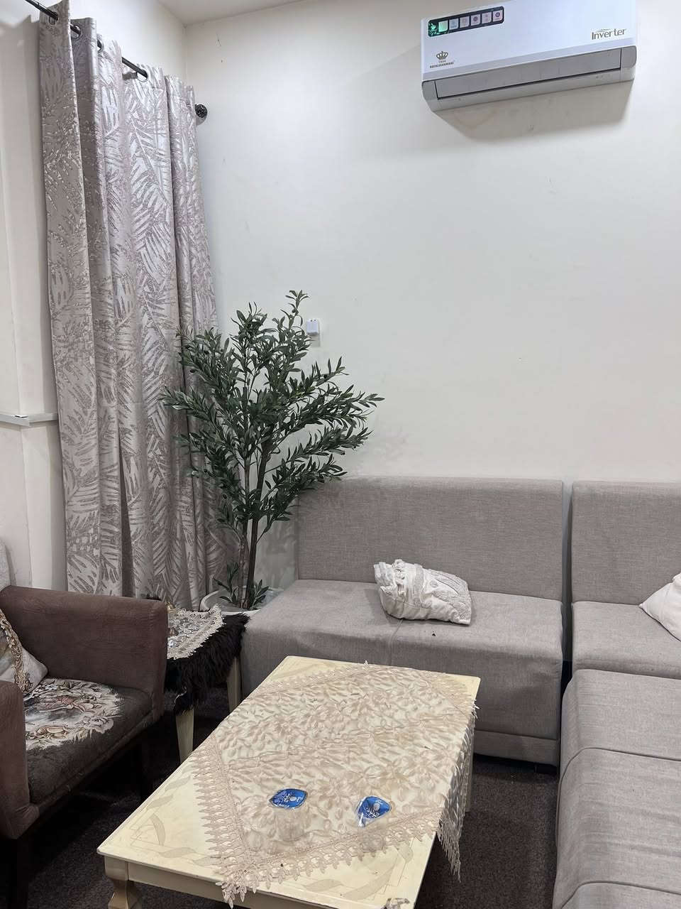 �✨ للايجار في السيديه ✨🏡

🔹 شقه دوبلكس طابقين مؤثثة بالكامل
📍 موقع مميز على شارع عرض 20 متر

تحتوي على:
🛏️ غرفتين نوم
🛋️ صالة مريحة وأنيقة
🍽️ مطبخ متكامل
🚿 كافة الخدمات متوفرة

السعر مليون وربع 

✅ مناسبة للسكن الراقي والباحثين عن الراحة والهدوء
🌟 جاهزة للسكن فوراً

📞 للاستفسار ***********
