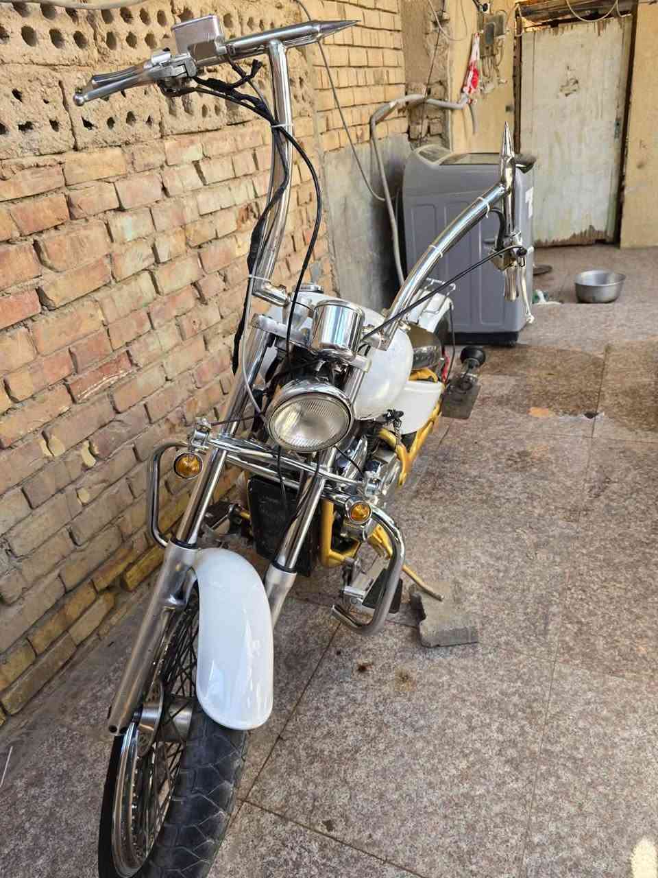 للبيع دراجة هوندا ستيد 400 (ستايل بوبّر مميز)
دراجة نظيفة ومعدلة بشكل جميل، لون ابيضّ  الدراجة ما بيها اي نقوصات كاملة اشغل وتطلع 

✅ المحرك غير مفتوح وبحالة ممتازة

✅ التشغيل نكرة سلف من اول تشغيلة 

✅ خاللها كواتم  

عوزه فقط صبغ تانكي ❌

📍 الموقع: كربلاء-شهداء سيف سعد

💰 السعر: 15وبيه مجال

الدراجة رقم كربلاء تحويل ثاني يوم

للاستفسار:

📞 ***********
