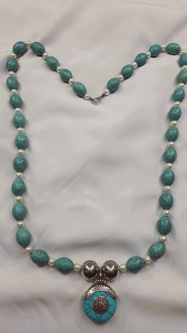 عقد ( كولييه ) من حجر الفيروز الاوربي مع حبات اللؤلؤ الطبيعي مع الفضة ، الطول 45سم  الوزن 212 غم ،،،
***********    واتساب  &  فايبر
