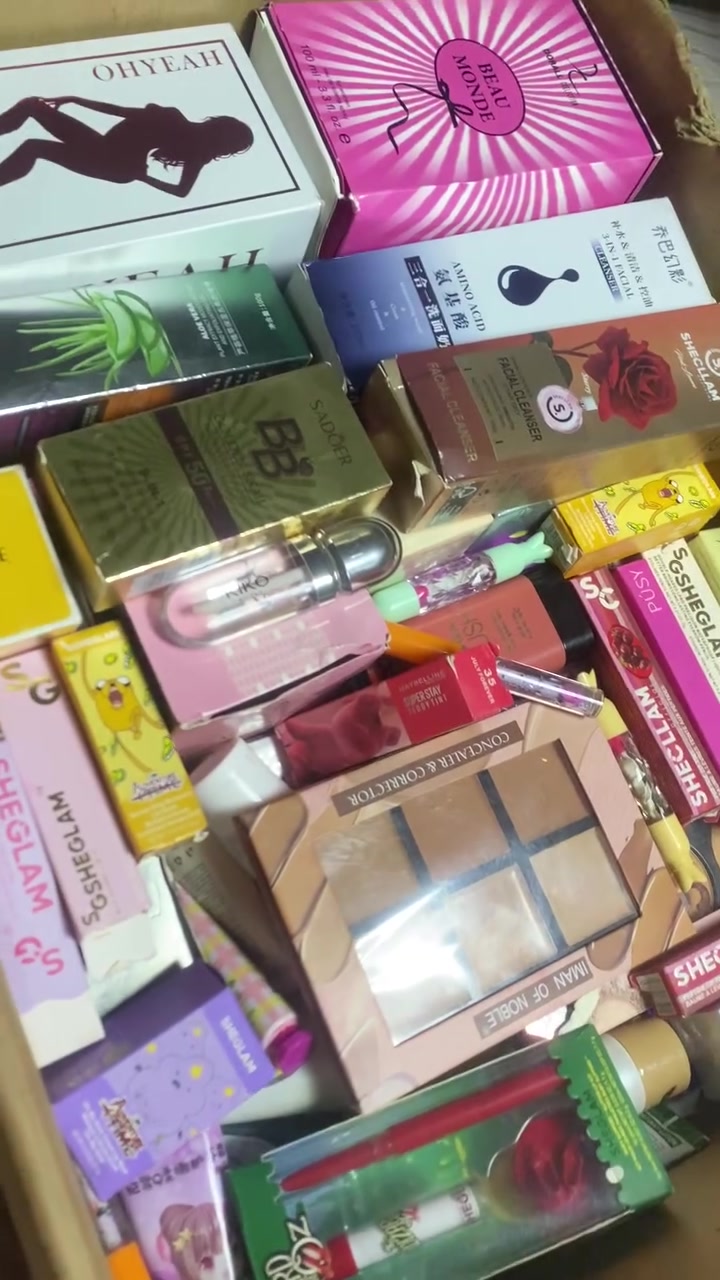 كارتون عطور وميك اب وعنايه العنايه كولها كوريه وميك اب ماركات شي كلام وكيكو وميبيلين وغيرها وعطور كولها كوبي ماستر بيها ثباتيه وتجنن الكارتون بيها 75 قطعة تقريبا او اكثر الي تريدها تدخلي خاص او واتس ***********
