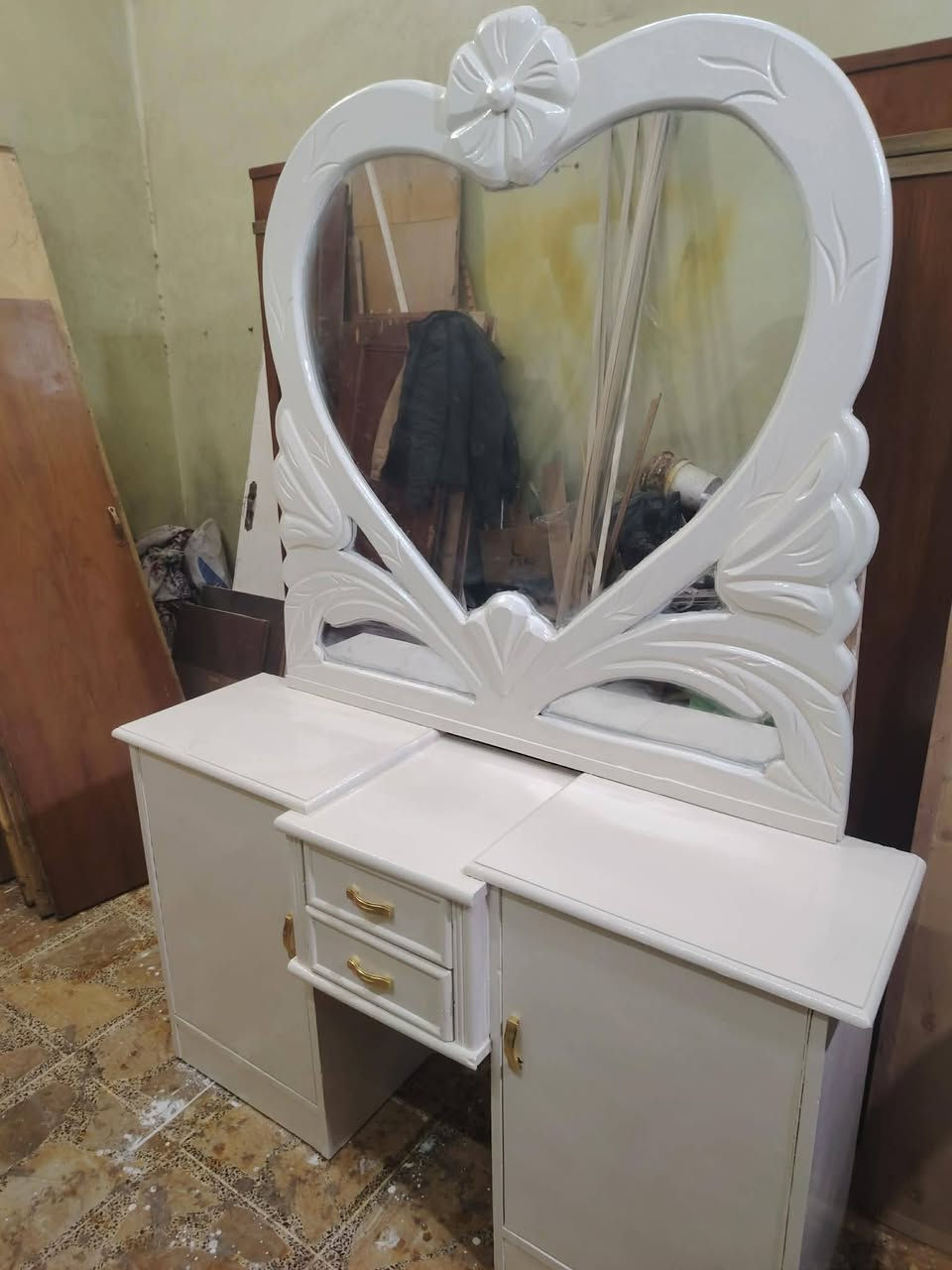 ميز تواليت عدد 2 تزكام نجارة مصبوغ صبغ حراري مال سيارات سعر الواحد 125 وبي مجال للاستفسار الاتصال على الرقم ***********
