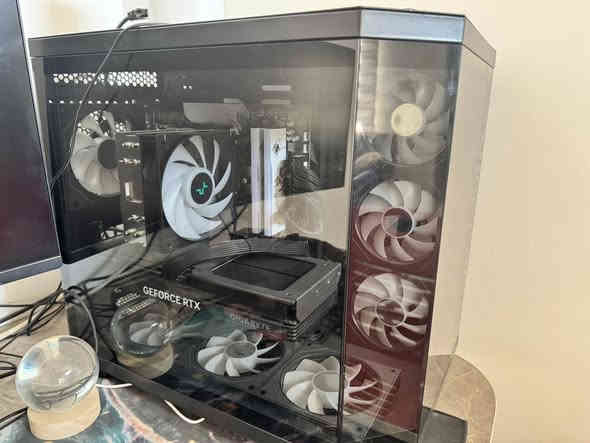 السلام عليكم 
pc gaming للبيع مع شاشه 
مواصفات
كارت 4070 gigabyte gaming
معالج رايزن 5 7600x
رامات 32 تردد 6400 juhor
bord b650 حجم كبير
تخزين 2 تيرا
كلها اضاءة حتى رامات وهم عليهم صوره انمي الرامات ومراوح 7 بالكيس تكدر تتحكم بيهم 
شاشه/شاومي حجم 34 دقه 4k 180hz
السعر 2,500,000 مليونين ونصف
استخدام قليل 
سبب البيع (اريد اشتري لابتوب بسبب دراستي)
واتساب ***********
