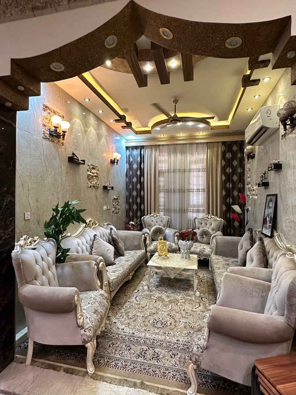 دار للبيع في سيف سعد 

المساحة 125 م الواجهة 5 م

يحتوي على 4 غرف نوم 

بناء حديث 

السعر 310 مليون 

للأستفسار ***********
